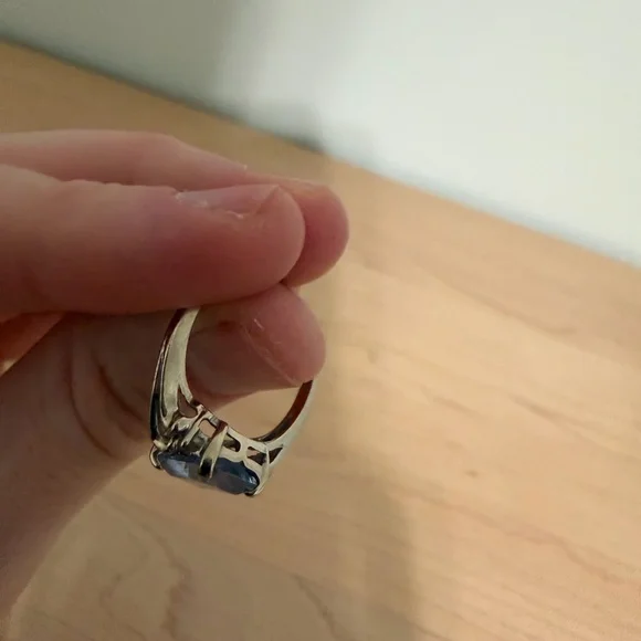 Elegant Vintage Aquamarine Ring - Picture 4 of 4